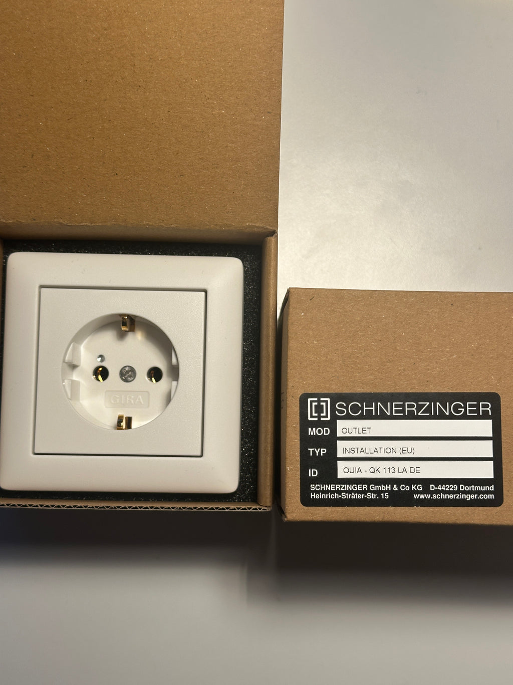 Schnerzinger Wandsteckdose Outlet Installationsansicht – Schnerzinger | Klang Maschine