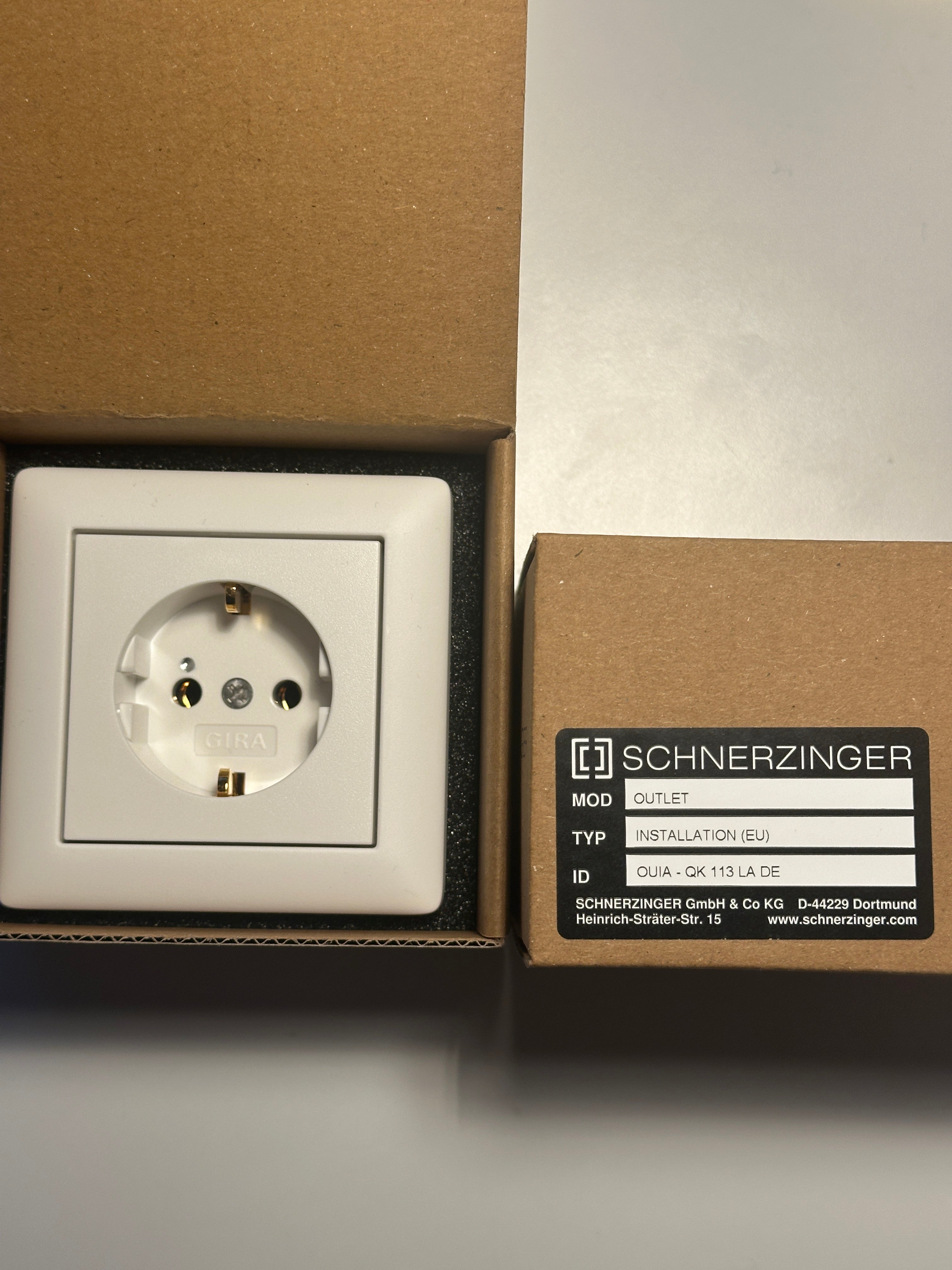 Schnerzinger Wandsteckdose Outlet Installationsansicht – Schnerzinger | Klang Maschine