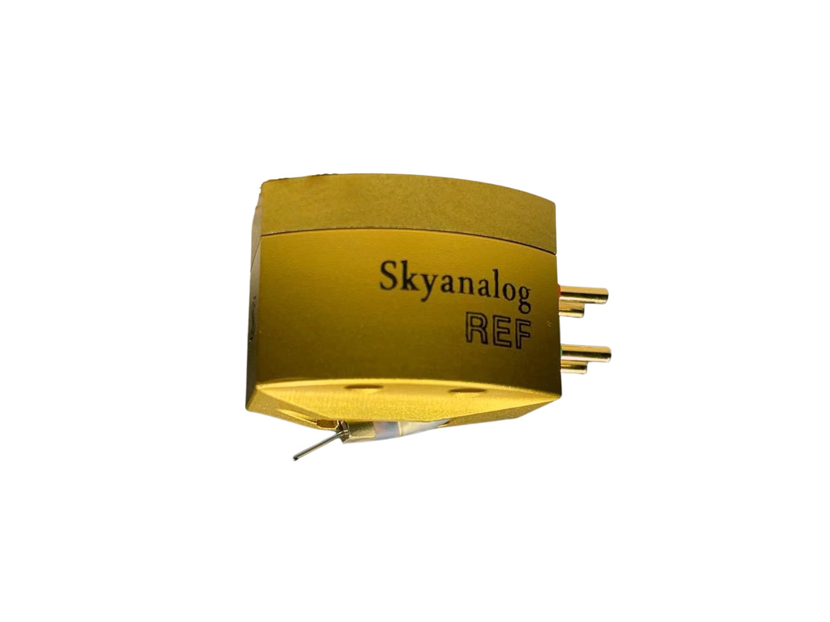 Skyanalog Reference MC Tonabnehmer in Gold, Schrägansicht mit Nadelträger – Skyanalog | Klang Maschine