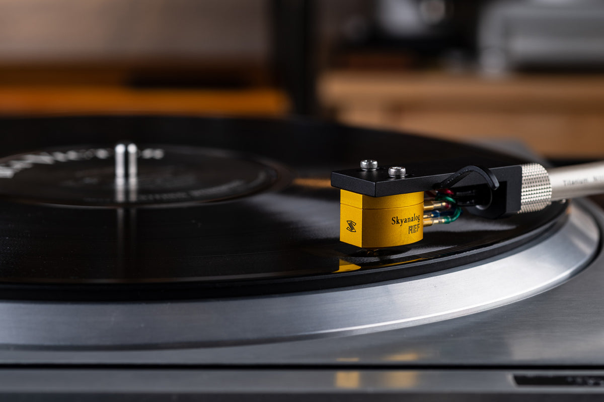 Skyanalog Reference MC Tonabnehmer im Tonarm auf dem Plattenspieler – Skyanalog | Klang Maschine