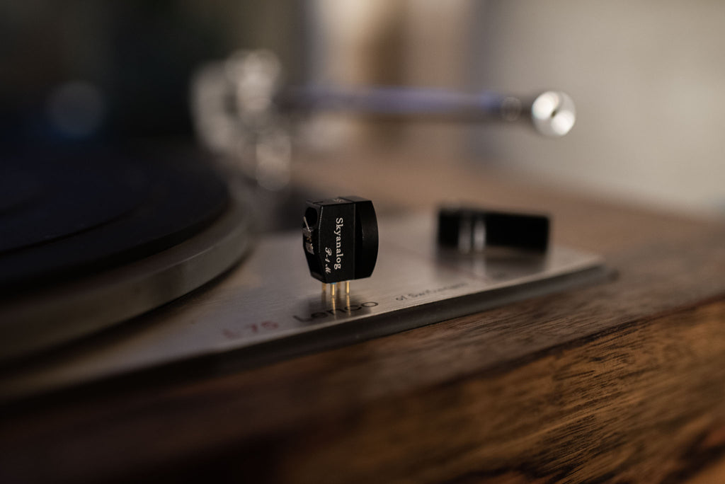 Skyanalog P-1M MC Tonabnehmer neben dem Plattenteller – Skyanalog | Klang Maschine