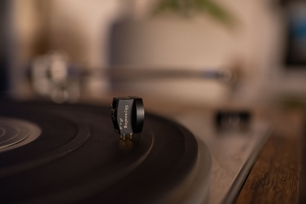Skyanalog P-1M MC Tonabnehmer auf dem Plattenspieler, Detailaufnahme – Skyanalog | Klang Maschine