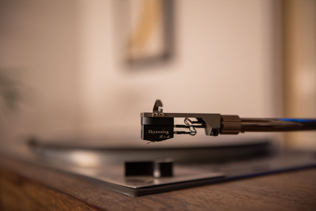 Skyanalog P-1M MC Tonabnehmer im Betrieb, Seitenansicht – Skyanalog | Klang Maschine